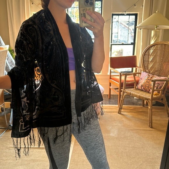 Gorgeous shawl scarf with velvet cut out details - Picture 2 of 6